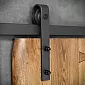 Bīdāmo durvju sistēma OLD BLACK no tērauda krāsas, vienvērtņu durvīm līdz 130 kg, pie sienas stiprināma