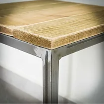 Table basse cubique en métal avec un plateau design en bois et une structure en acier 50x35x35cm